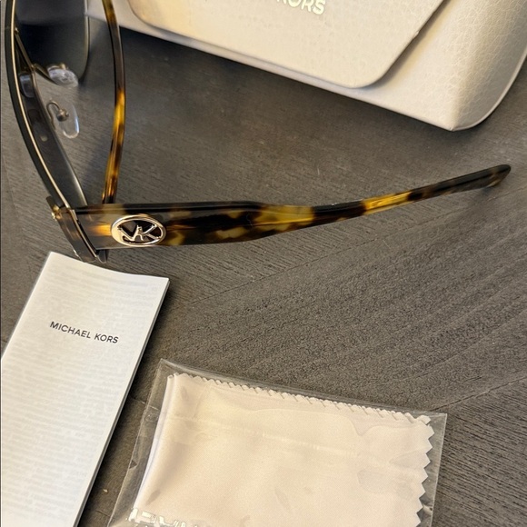 Michael Kors Park City MK1080 Sunglasses with cleaning cloth and Snap case. NWT main image 2